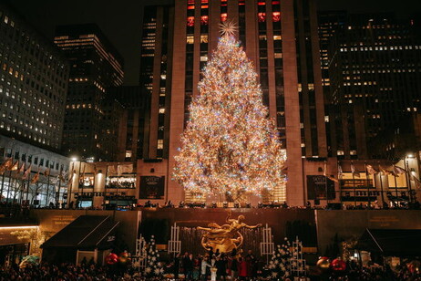 El árbol más bello del mundo, en el Rockefeller Center de Nueva York, con raíces italianas