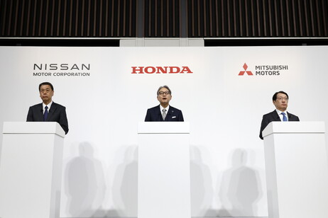 Presidentes Makoto Uchida (Nissan), Toshihiro Mibe (Honda) e Takao Kato (Mitsubishi)