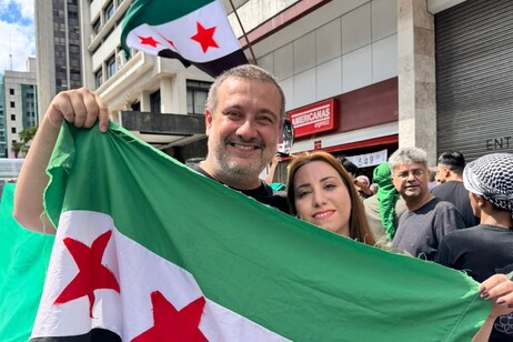 O casal Mohammad e Yamam celebra a queda do governo Assad na Avenida Paulista, em São Paulo