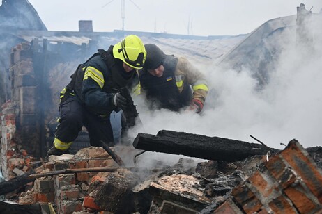 Destruição provocada por bombardeio russo em Kharkiv, na Ucrânia