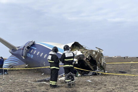 Destroços de avião da Azerbaijan Airlines