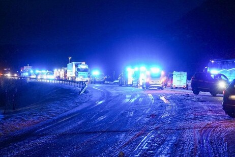 Equipes de resgate em local de acidente de ônibus na Noruega