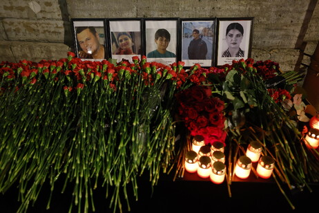 Memorial em São Petersburgo, na Rússia, por vítimas de acidente aéreo no Cazaquistão