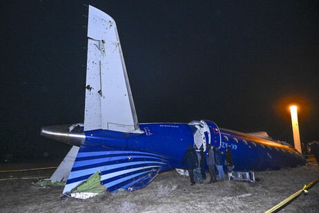 Destroços de avião da Azerbaijan Airlines no Cazaquistão