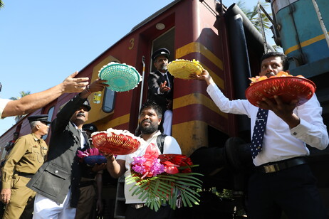 Homenagem a vítimas de tsunami em trem no Sri Lanka