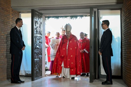 Papa Francisco abre Porta Santa em penitenciária de Roma