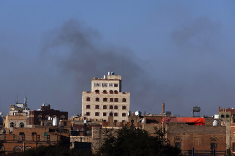 Ofensiva israelense em Sanaa atingiu diversos pontos da capital do Iêmen