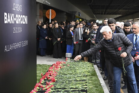 Memorial em Baku para vítimas de acidente aéreo