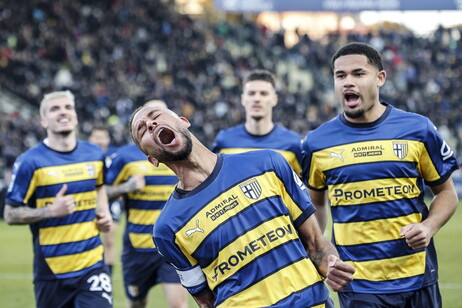 Hernani (em primeiro plano) abriu placar para o Parma contra o Monza