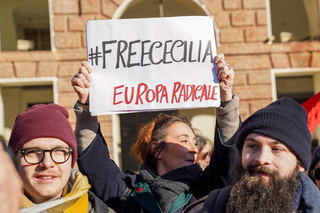 Protesto em Turim, na Itália, pede libertação de Cecilia Sala