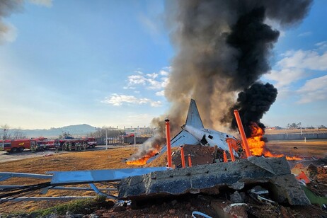 Destroços de avião da Jeju Air no Aeroporto de Muan