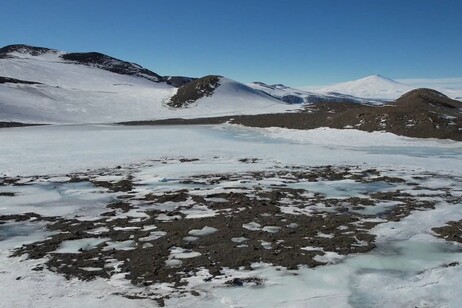 La superficie ghiacciata del lago Enigma con le Northern Foothills sullo sfondo (fonte: Programma Nazionale di Ricerche in Antartide - PNRA, grant n. PNRA16_00121 'Enigma')