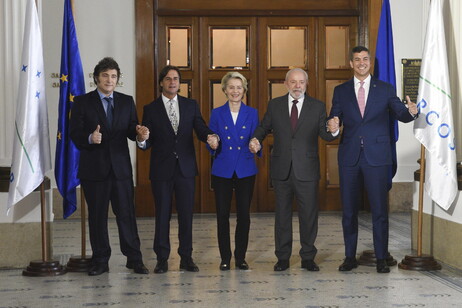 Ursula von der Leyen entre os presidentes do Mercosul em Montevidéu