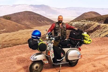 Con tres clones de Vespa dando la vuelta al mundo