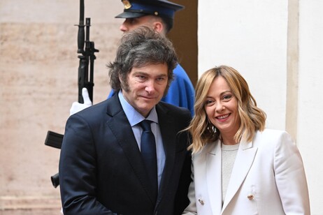 Giorgia Meloni recebe Javier Milei no Palácio Chigi