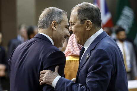 Os ministros das Relações Exteriores da Turquia, Hakan Fidan, e da Rússia, Sergei Lavrov, em reunião do G20 no Rio