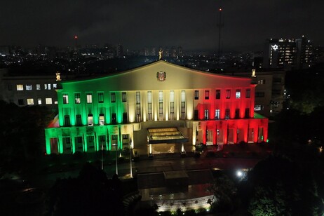 Palácio dos Bandeirantes iluminado com as cores da bandeira italiana