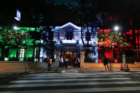La bandera tricolor italiana en las luces que colorean edificios de San Pablo (Brasil). Honras a la migración