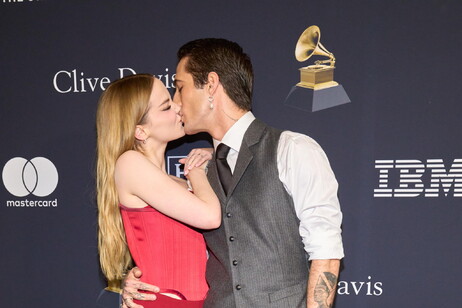 Damiano David e Dove Cameron se beijaram durante gala pré-Grammy