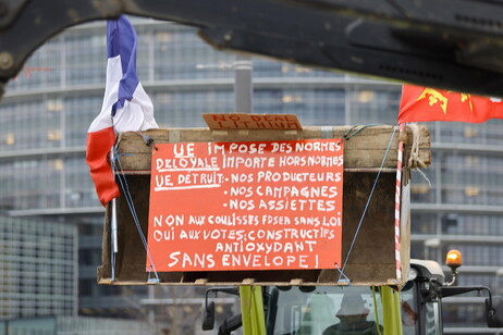 Protesto de agricultores diante do Parlamento Europeu, em Estrasburgo, França