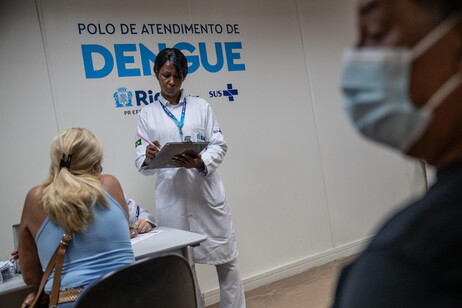 Paciente com suspeita de dengue em clínica no Rio de Janeiro