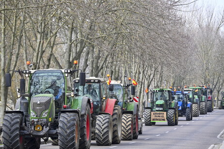 Protestas de productores agropecuarios de la UE con sus tractores en España