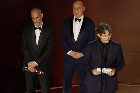 Jonathan Glazer (direita) discursa após premiação no Oscar