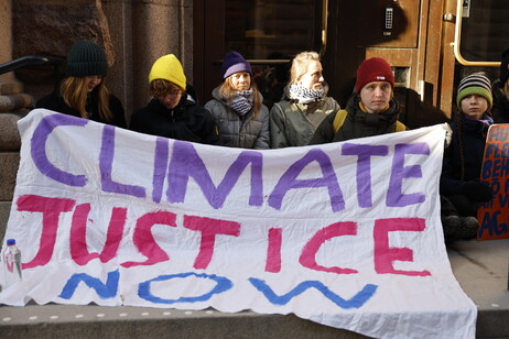 Greta Thunberg e ativistas climáticas estão na frente do Parlamento sueco