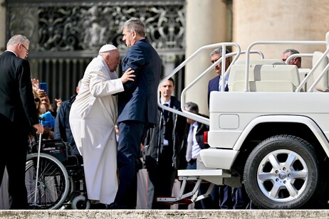 Papa Francisco é ajudado a sair de papamóvel em audiência geral no Vaticano