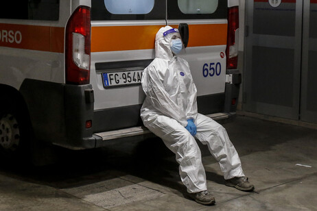 Enfermeira descansa na entrada de pronto-socorro em Roma, capital da Itália, em meio à pandemia de Covid-19, em novembro de 2020