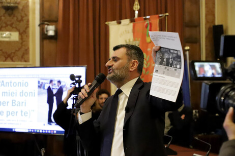 Il sindaco di Bari, Antonio Decaro, durante la conferenza stampa