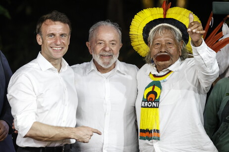 Cacique Raoni com os presidentes Emmanuel Macron e Lula