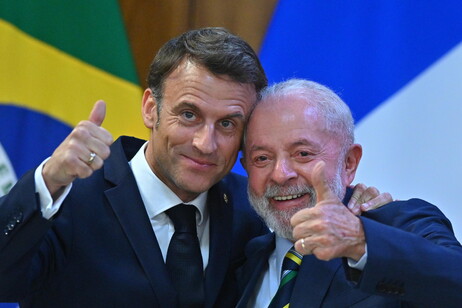 Os presidentes Macron e Lula durante encontro em 28 de março