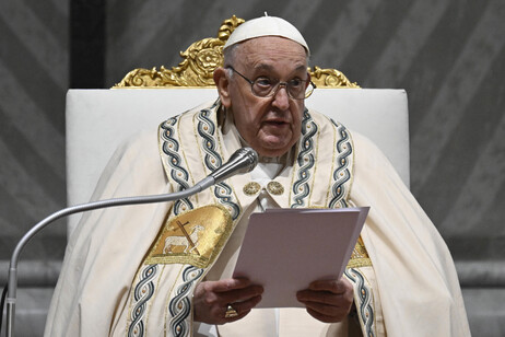 Papa Francisco durante vigília pascal no Vaticano