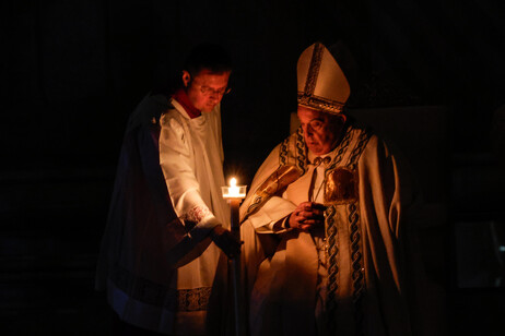 Francisco celebrou missa após ter cancelado participação na Via Sacra