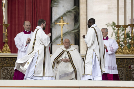Papa durante missa de Páscoa no Vaticano