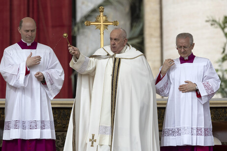 Papa celebrou missa para uma praça lotada de fiéis