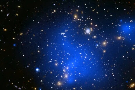 El cúmulo de galaxias Abel 2744 utilizado como lente gravitacional (fuente: NASA/CXC, NASA/STScI).