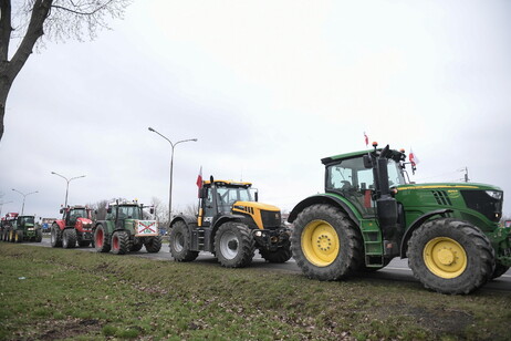 Polish farmers block a road near Warsaw