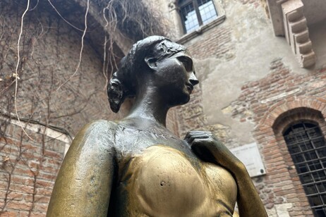 Buraco apareceu no seio da estátua de Julieta