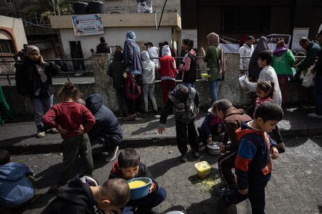 Palestinos reunidos em campo de refugiados em Rafah