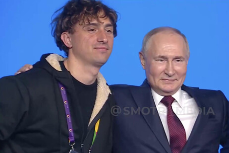Artista italiano conversou com Putin durante fórum em Sochi