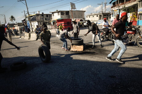 País mais pobre do hemisfério ocidental, Haiti arrisca cair nas mãos de gangues armadas