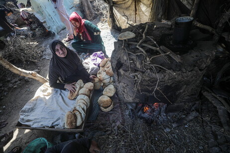 Palestinas assam pão em Deir Al Balah, no sul da Faixa de Gaza