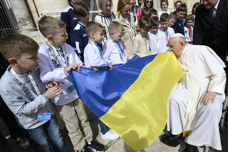Francisco beija bandeira da Ucrânia na Praça São Pedro