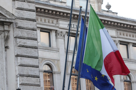 Bandeiras da Itália e da UE no Palácio Chigi