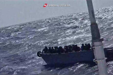 Una barcaza de migrantes se aproxima a Lampedusa