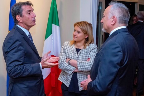 La subsecretaria Tripodi con el embajador Cortese y el cónsul Fornara, con quienes se reunió con representantes de las escuelas italianas.