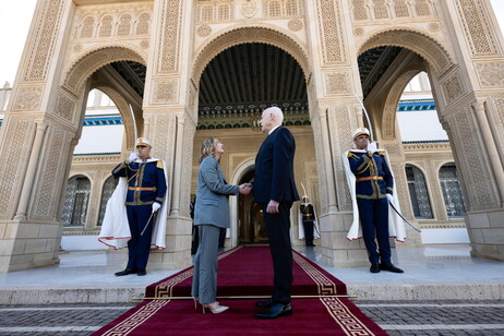 Giorgia Meloni com o presidente da Tunísia, Kais Saied