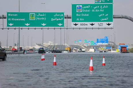 Chuva vem sendo considerada como uma das piores que já atingiram Dubai